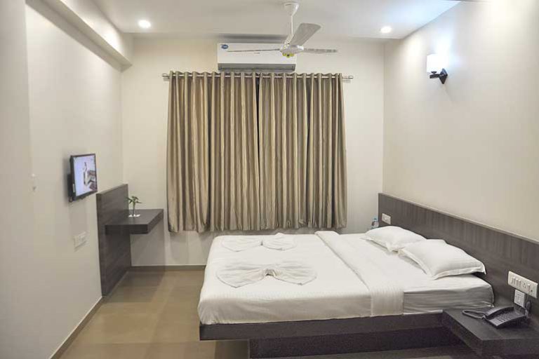 Deluxe AC Hotel in Kudal